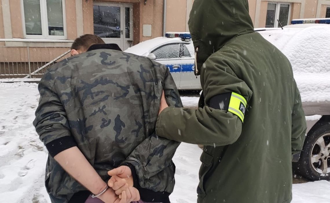 Podając się za policjanta wszedł do mieszkania emeryta i brutalnie go pobił