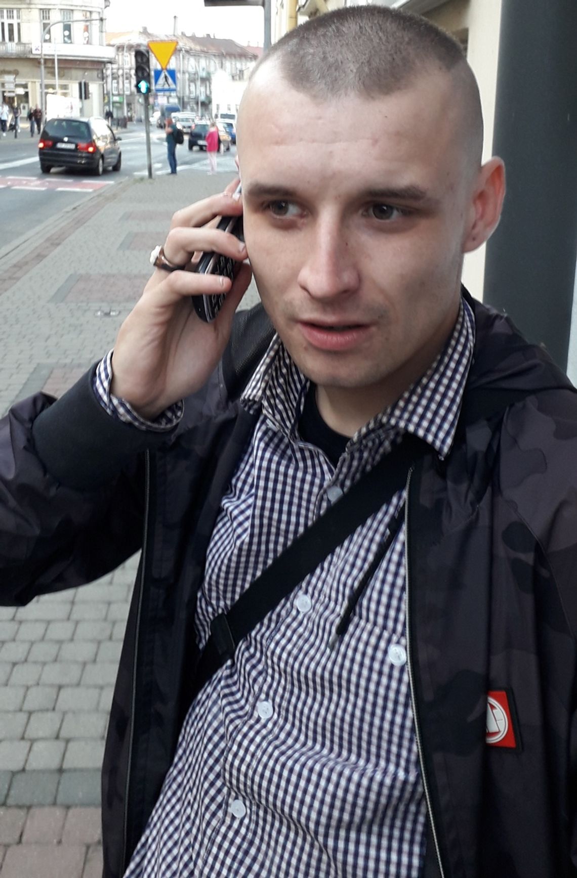 Podając się za policjanta wyłudził 60 tysięcy złotych. Policja publikuje wizerunek "odbieraka" i proszą o pomoc