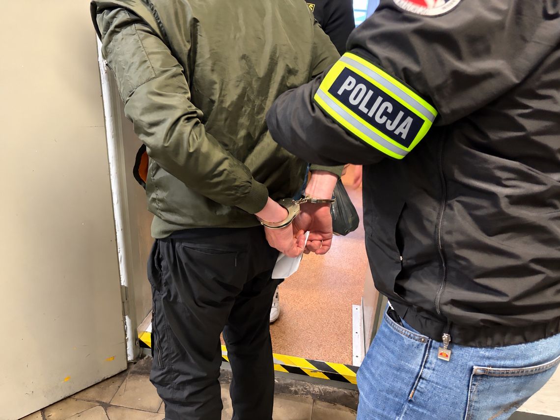 Podał się za przedstawiciela i wszedł do szkoły. Wyciągnął nóż i zaczął nim wymachiwać na korytarzu Podał się za przedstawiciela i wszedł do szkoły. Wyciągnął nóż i zaczął nim wymachiwać na korytarzu