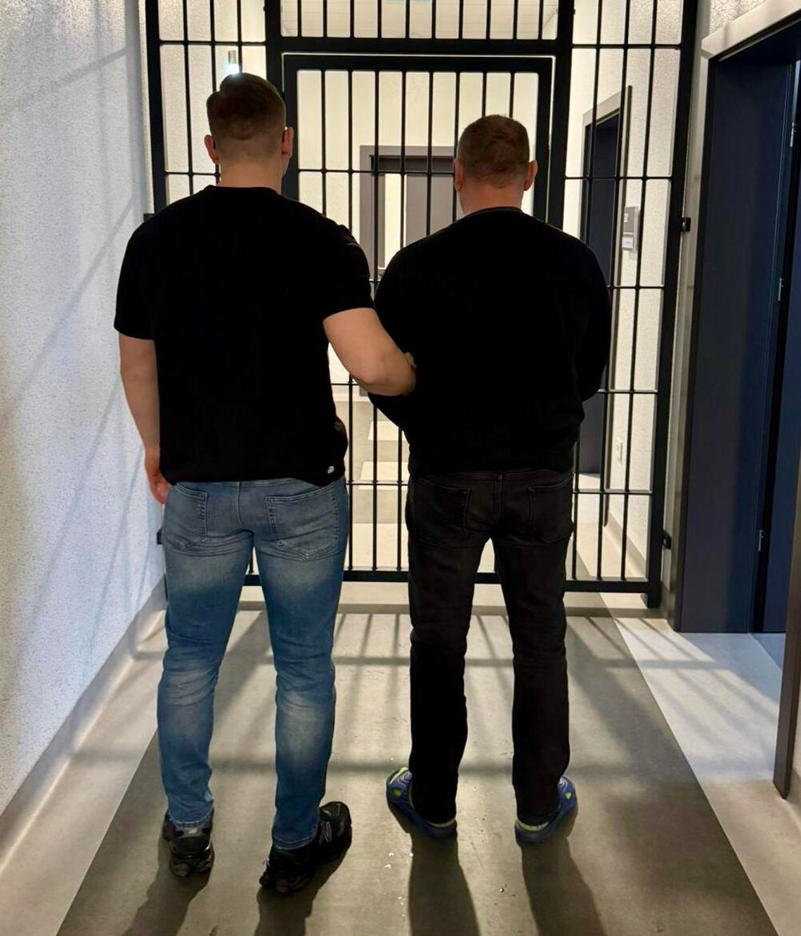 Podbiegł do kobiety na parkingu i powalił ciosem w twarz. Chodziło mu o jej torebkę