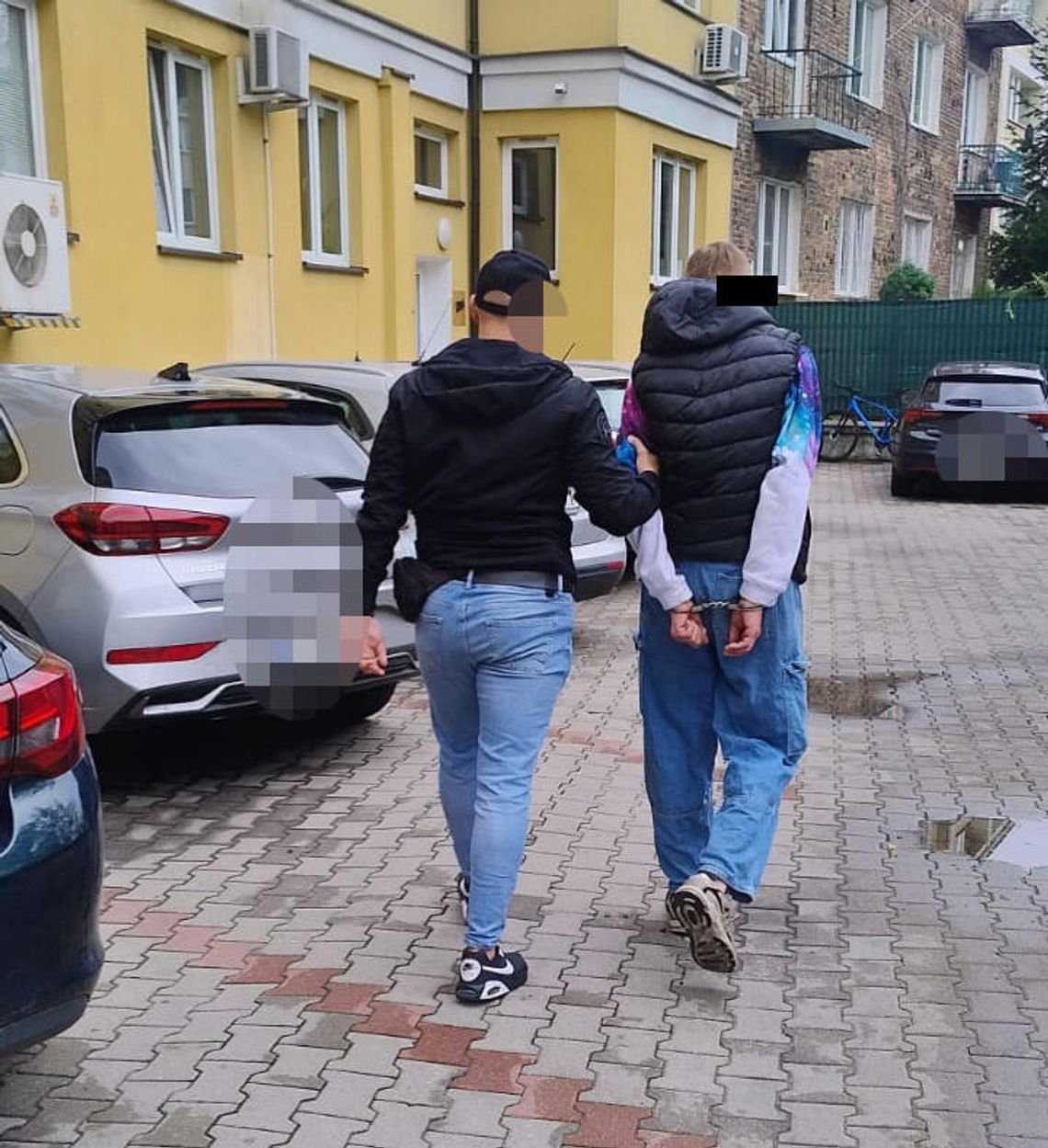 Podchodził do kobiet na ulicy i zrywał im łańcuszki. Nie chciał otworzyć, więc służby weszły siłą Podchodził do kobiet na ulicy i zrywał im łańcuszki. Nie chciał otworzyć, więc służby weszły siłą