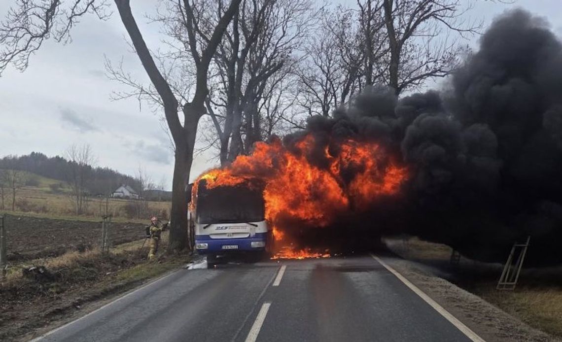 Podczas jazdy autobus nagle stanął w płomieniach. Kierowca i pasażerka ewakuowali się z pojazdu Podczas jazdy autobus nagle stanął w płomieniach. Kierowca i pasażerka ewakuowali się z pojazdu
