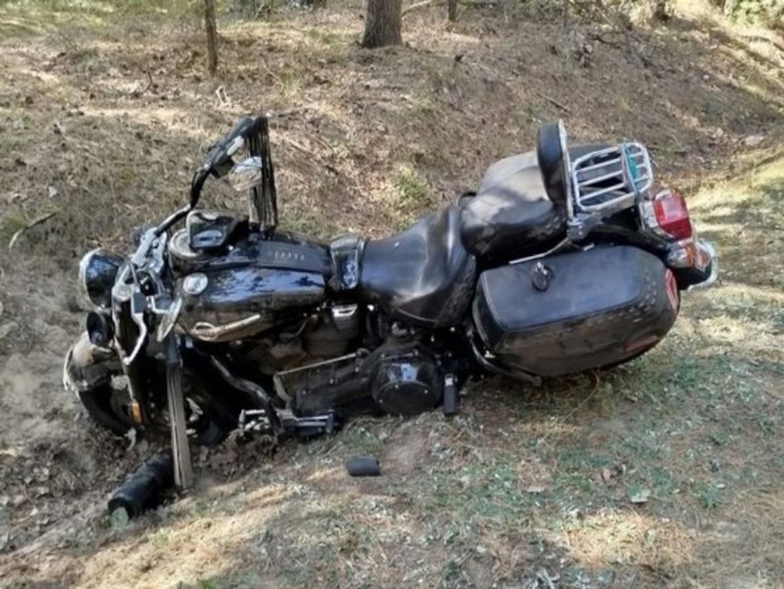 Podczas jazdy na motocyklistę spadł złamany konar drzewa. Ranny kierowca trafił do szpitala [FOTO]