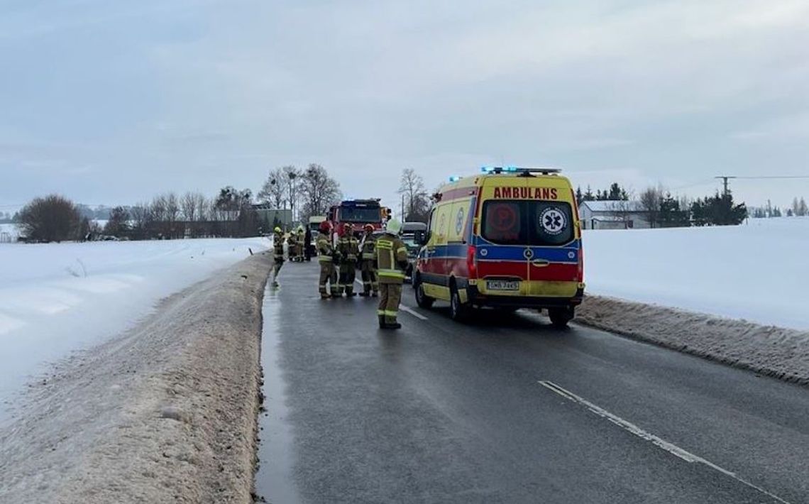 Podczas jazdy z autobusu oderwało się koło i uderzyło w osobówkę. Kobieta trafiła do szpitala