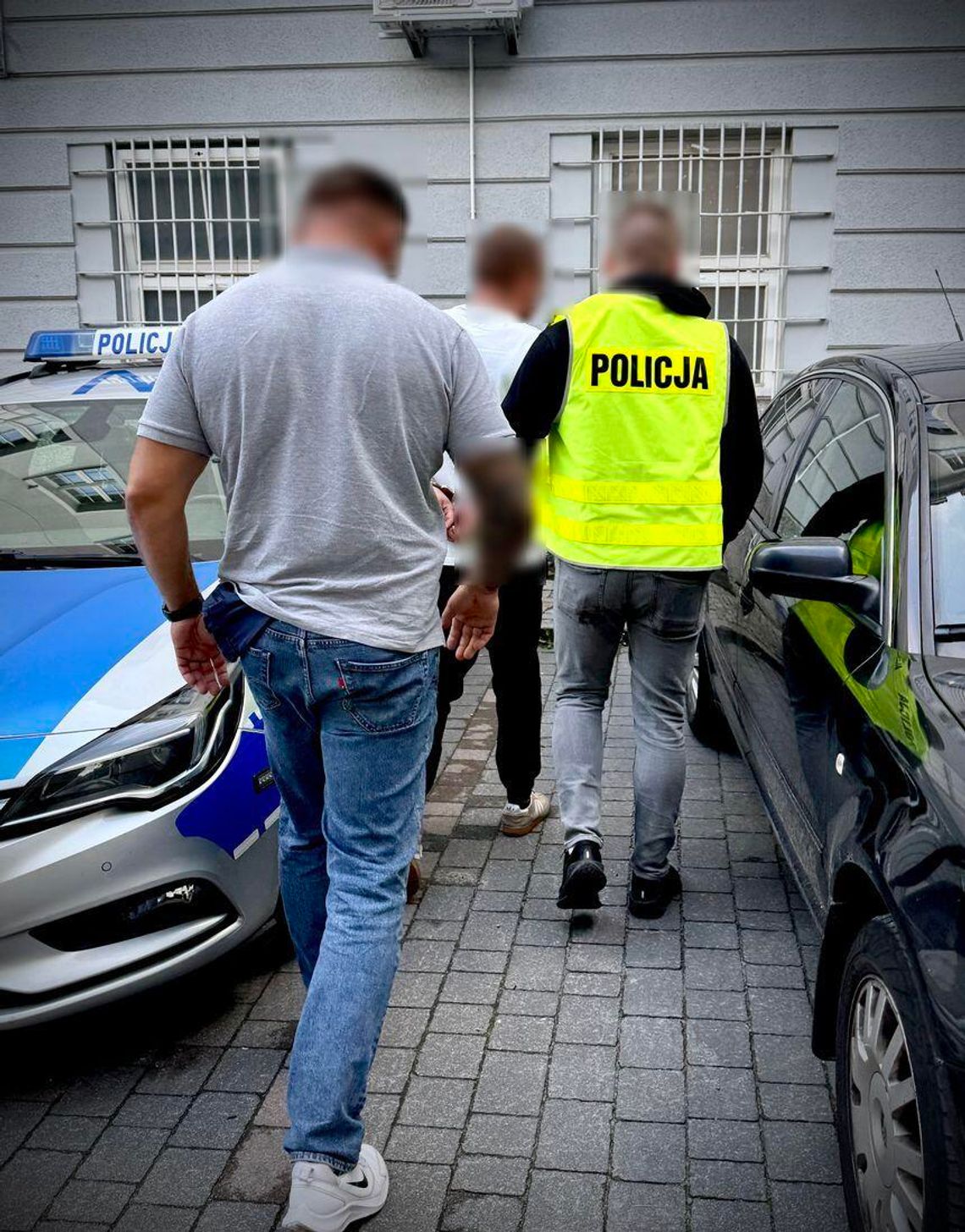 Podczas kontroli kierowca cały się telepał. W bagażniku auta wiózł walizkę pełną narkotyków