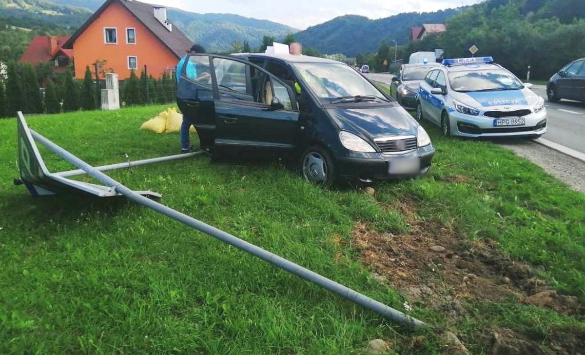 Podczas kontroli nagle ruszył. Potrącił dwóch policjantów, jazdę zakończył na znaku drogowym