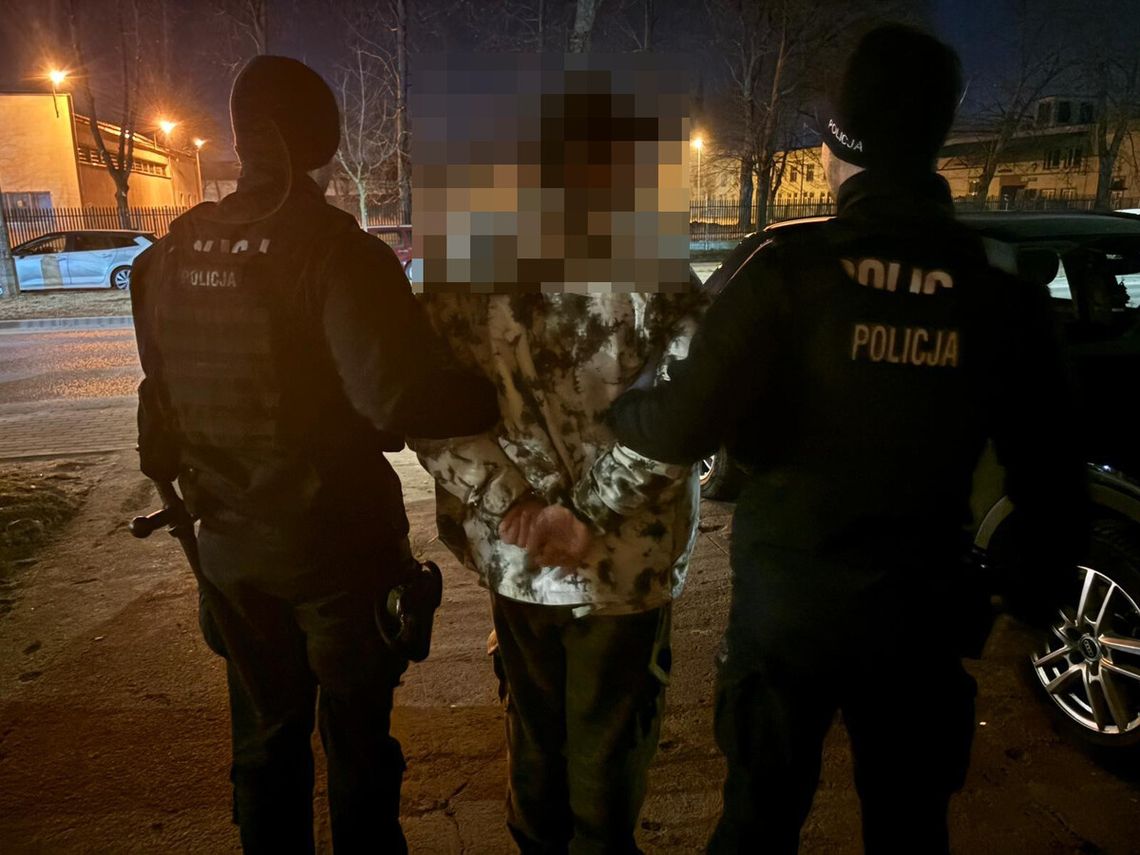 Podczas legitymowania wypadło mu zawiniątko z białym proszkiem. Kolega miał susz