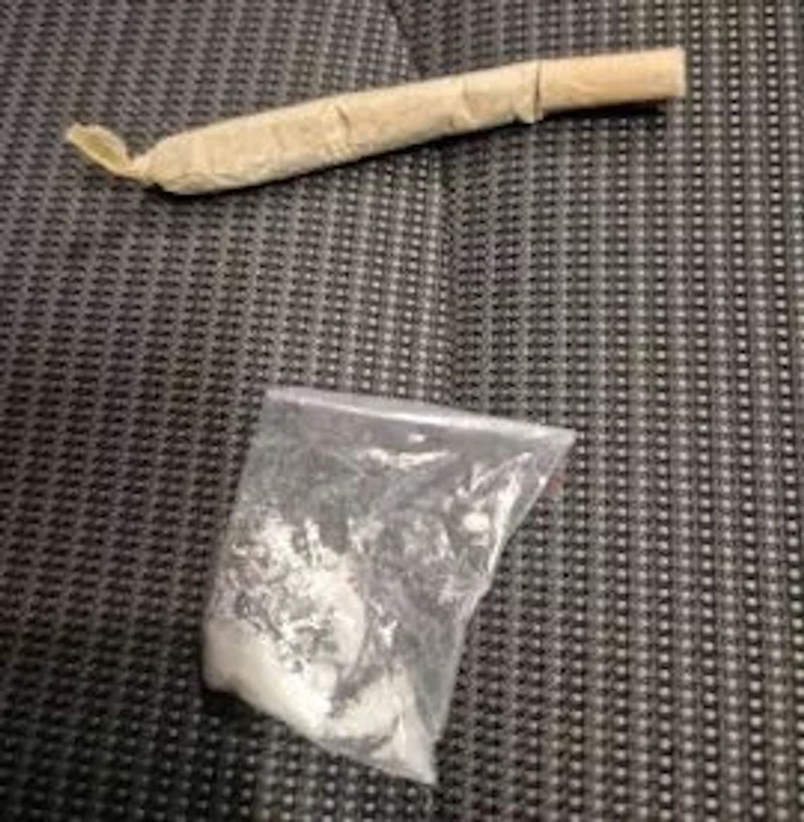 Podczas legitymowania z portfela wypadł mu skręt. Rozbawiony 22-latek przyznał, że to marihuana