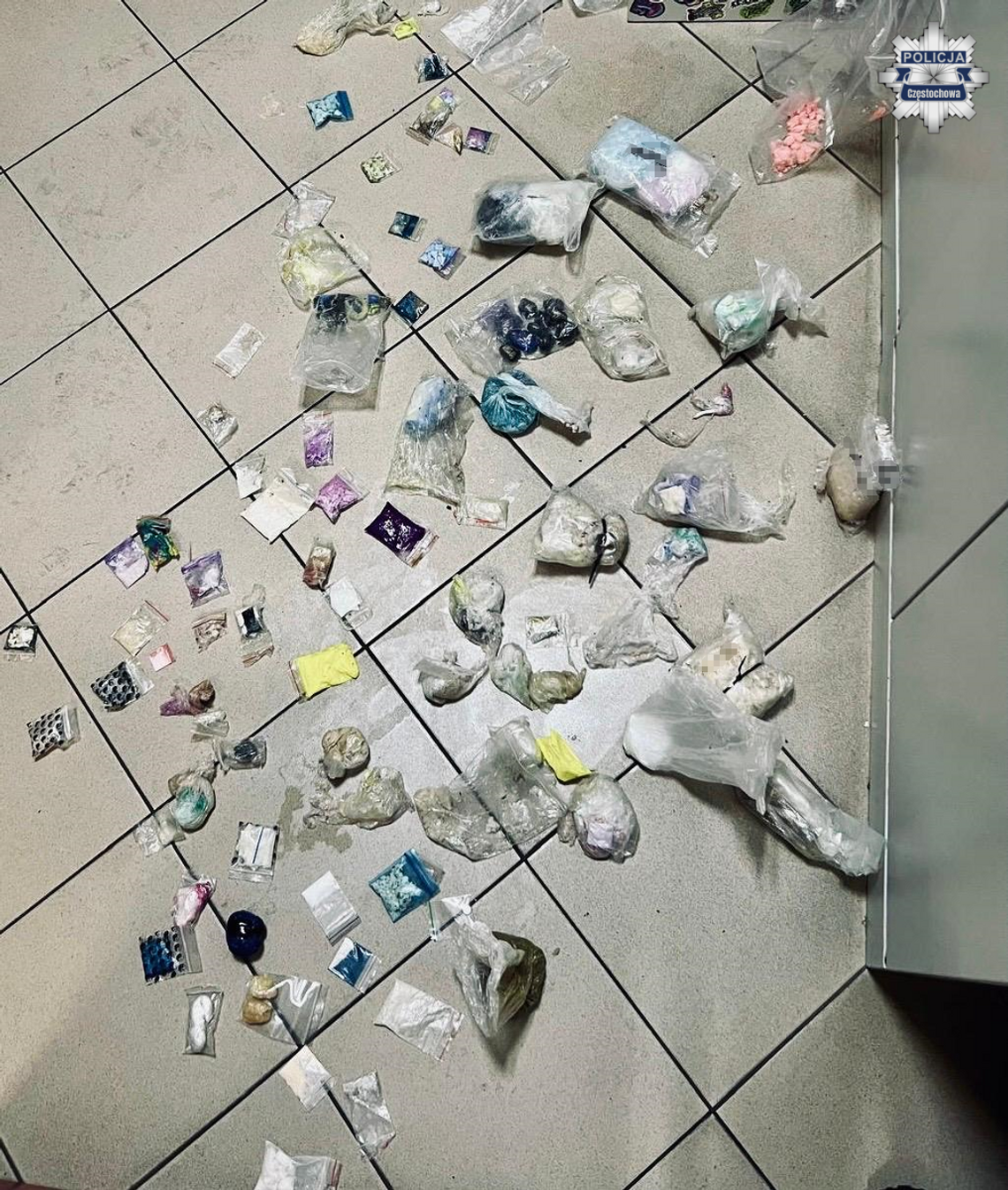 Podczas nalotu diler zabarykadował się w łazience. Chciał pozbyć się trzech kilogramów narkotyków