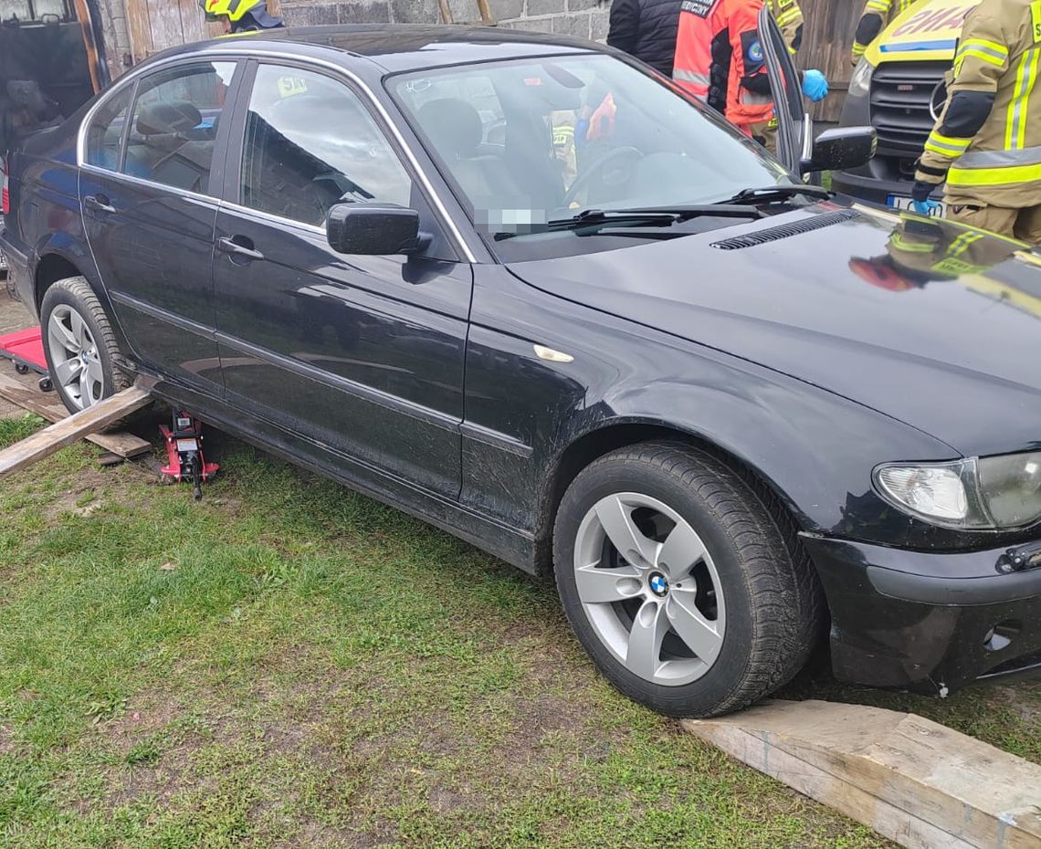 Podczas naprawy auto spadło na 31-latka. Musieli go wyciągnąć strażacy, mężczyzna jest ciężko ranny