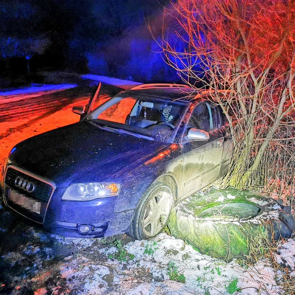 Podczas pościgu audi wypadło z drogi. Kierowca uciekał, bo miał sądowy zakaz prowadzenia Podczas pościgu audi wypadło z drogi. Kierowca uciekał, bo miał sądowy zakaz prowadzenia
