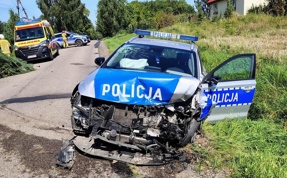 Podczas pościgu kierowca golfa spowodował czołówkę z radiowozem. Cztery osoby trafiły do szpitala Podczas pościgu kierowca golfa spowodował czołówkę z radiowozem. Cztery osoby trafiły do szpitala