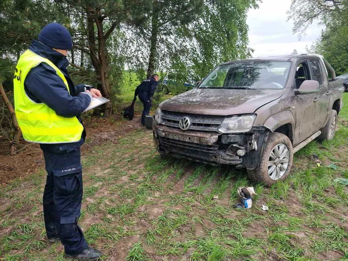 Podczas pościgu omal nie rozjechał policjanta. Uciekał z rannym pasażerem przez kilkadziesiąt kilometrów