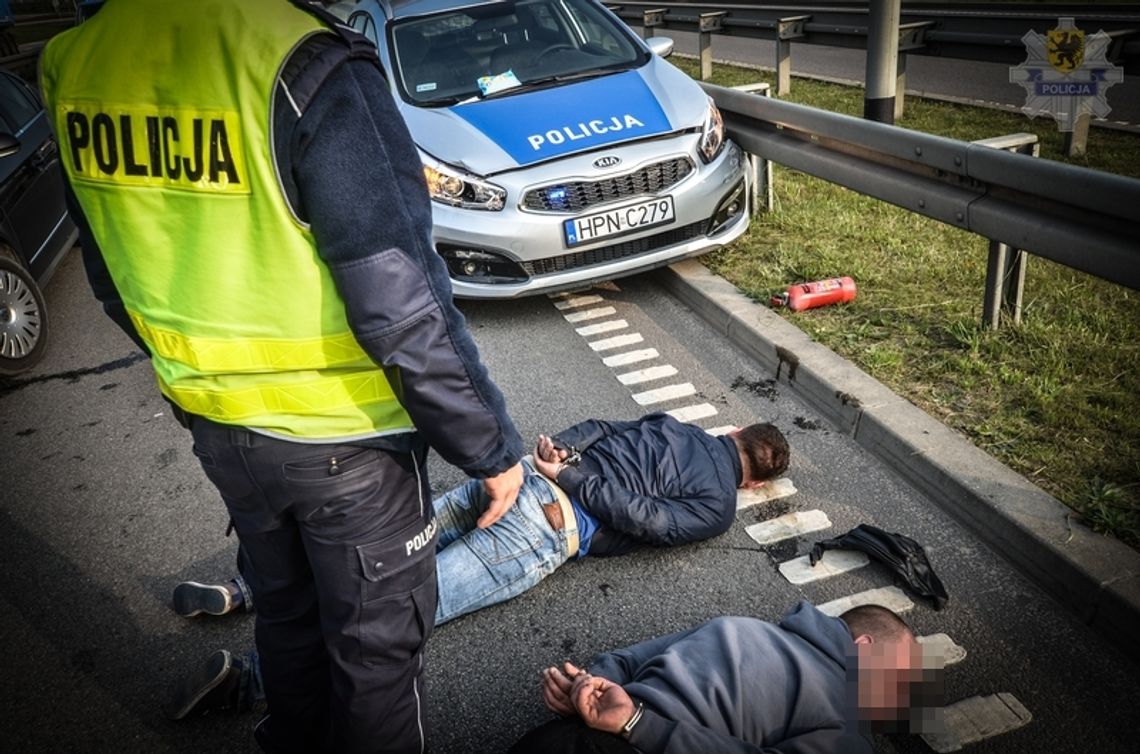 Podczas pościgu próbowali zepchnąć z drogi radiowóz. Padły strzały