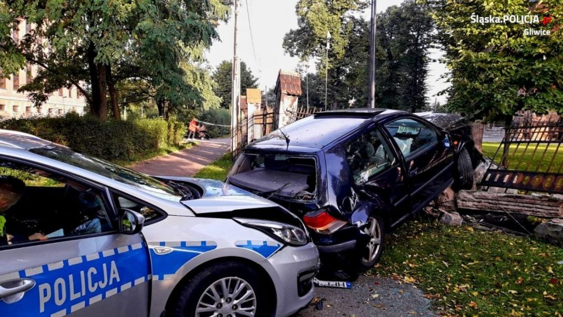 Podczas pościgu zepchnęli auto na ogrodzenie kościoła. W środku ścigany listem gończym