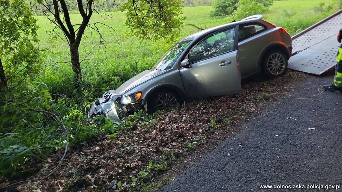 Podczas pościgu zgubił oponę, ale uciekał dalej. Skończyło się w rowie Podczas pościgu zgubił oponę, ale uciekał dalej. Skończyło się w rowie