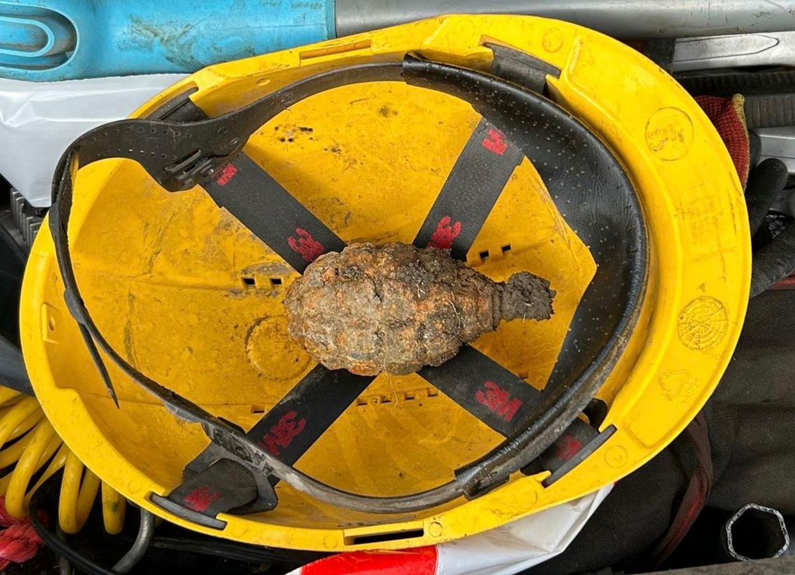 Podczas prac znalazł granat ręczny. Wsadził go do bagażnika i zawiózł na posterunek policji