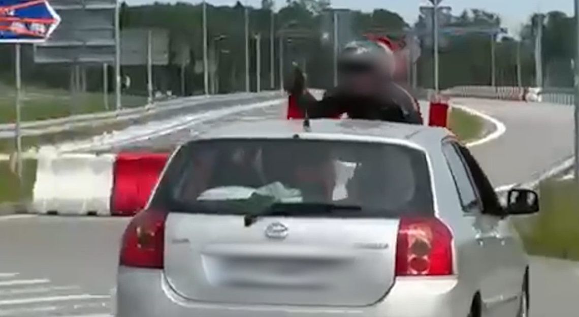 Podczas próby zatrzymania pijany kierowca potrącił motocyklistę i przewiózł go na masce [WIDEO]
