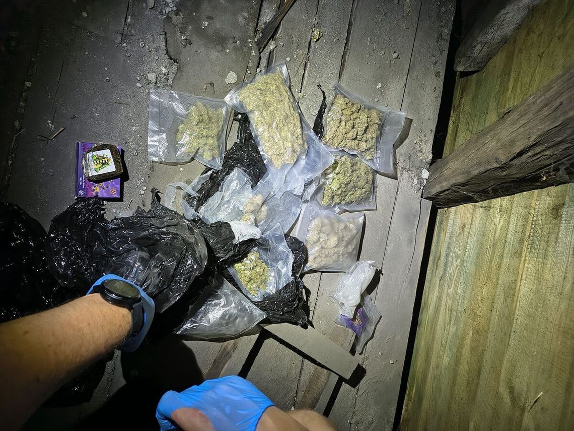 Podczas rozmowy z policjantami nagle wyciągnął narkotyki z kieszeni. Natychmiast zatrzymali 20-latka