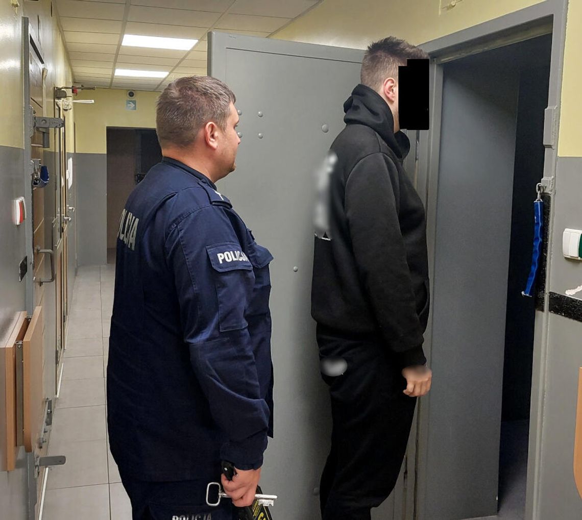 Podczas udzielania pomocy dostał napadu agresji. 21-latek zaatakował ratowników i policjantów