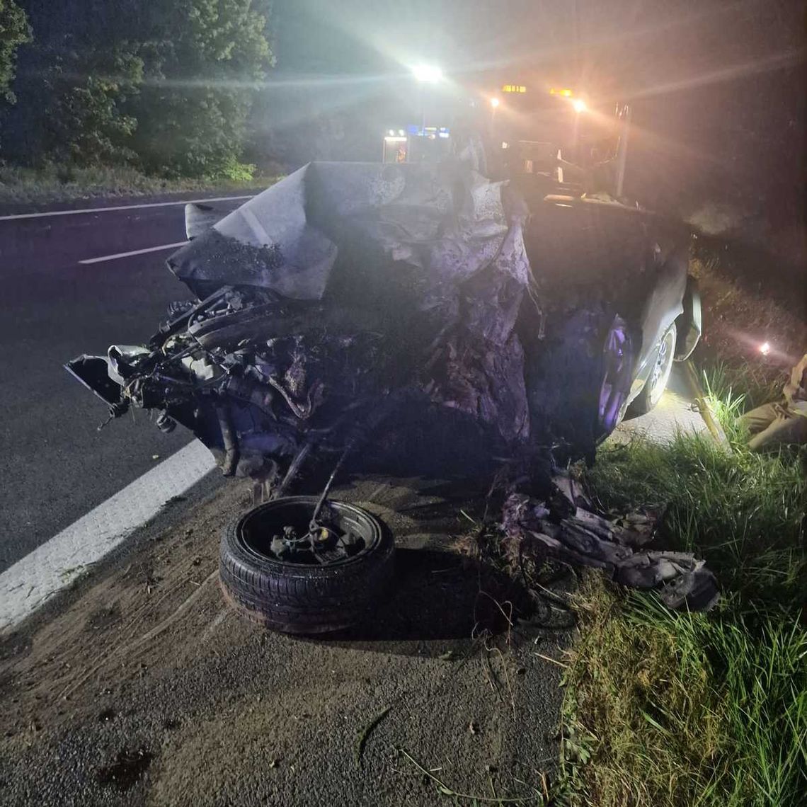 Podczas wyprzedzania BMW wbiło się w drzewo i spłonęło. Kierowca zginął na miejscu