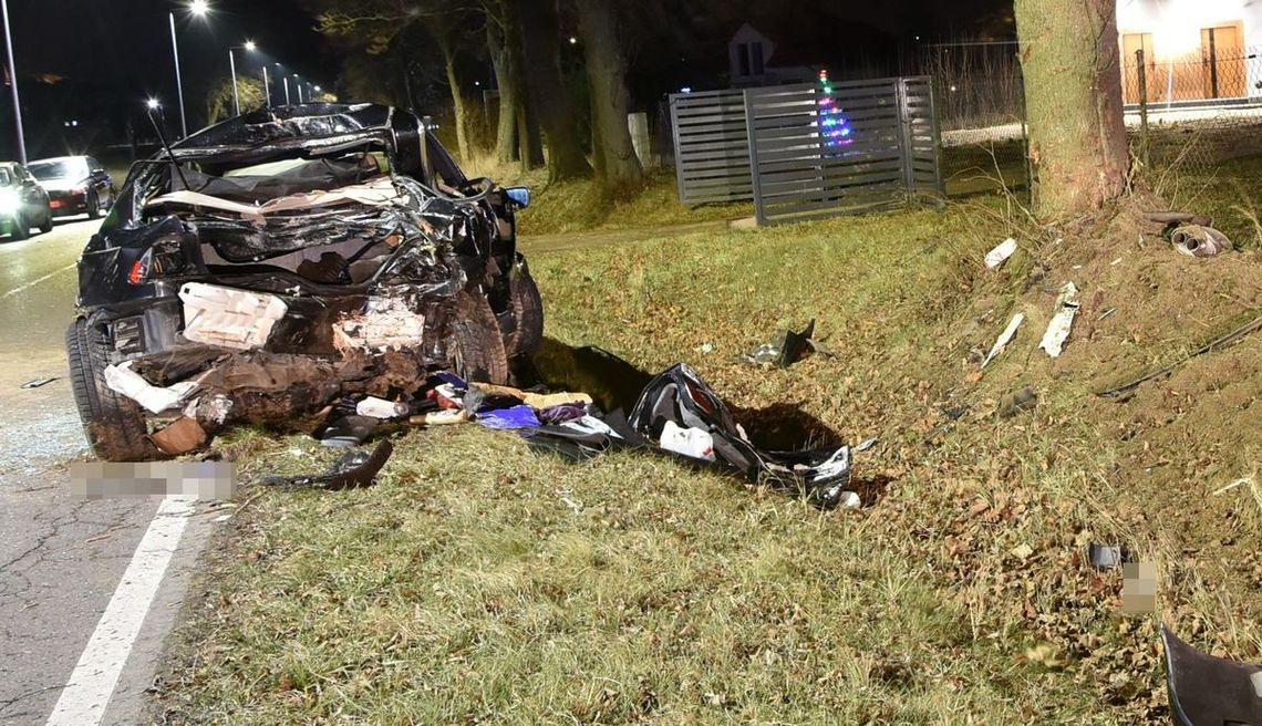 Podczas wyprzedzania BMW wypadło z drogi i roztrzaskało się. Młody kierowca został ciężko ranny