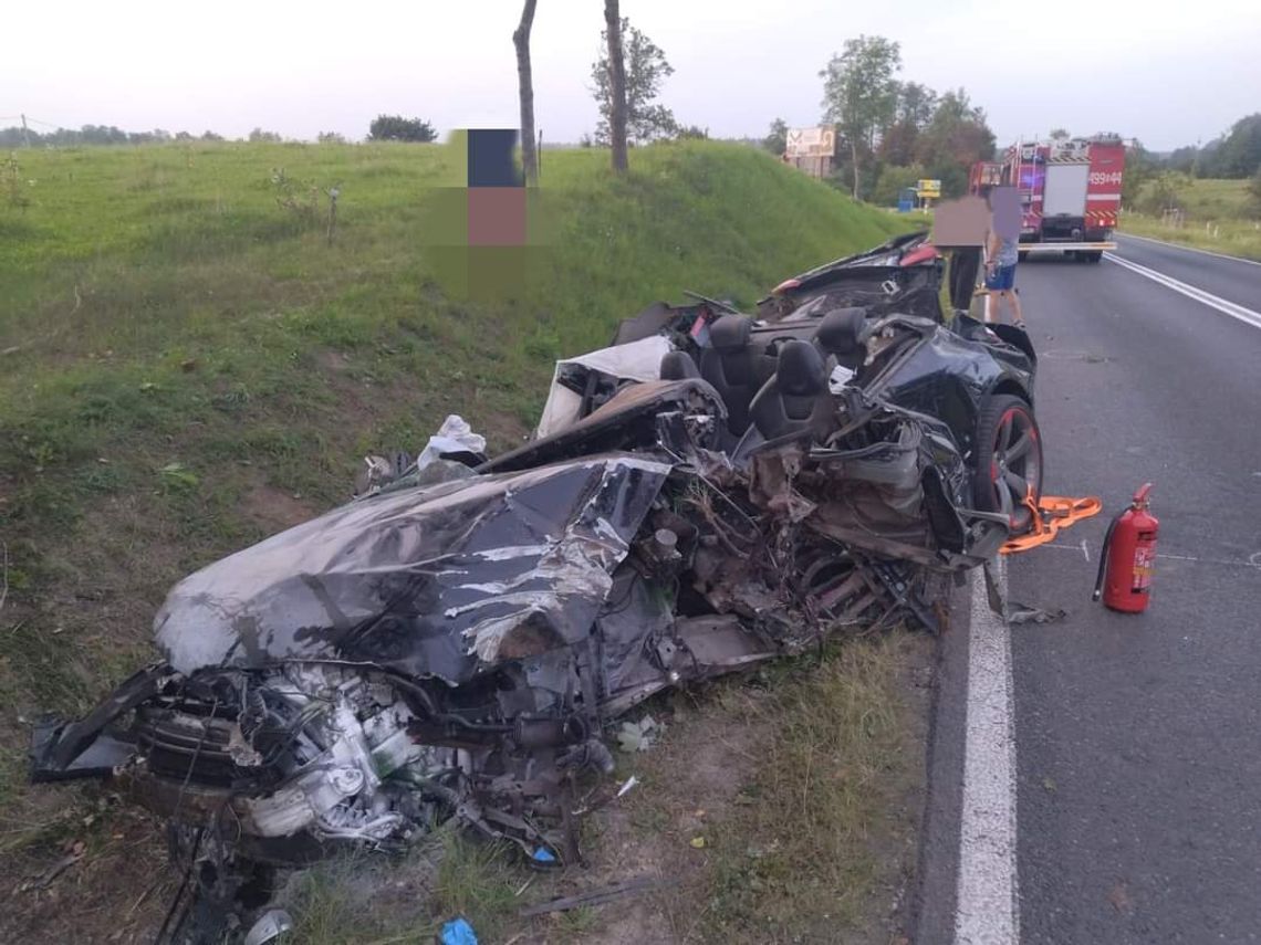 Podczas wyprzedzania kierowca stracił panowanie nad autem. Audi dachowało i zaczęło się palić, dwie osoby zostały ranne