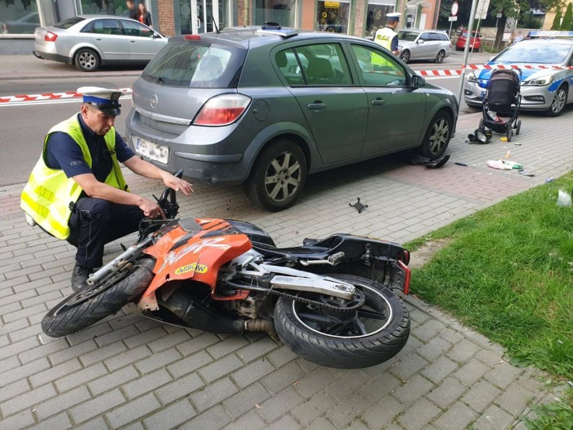 Podczas wyprzedzania kolumny aut zjechał na chodnik, potrącając dwie kobiety z dziećmi