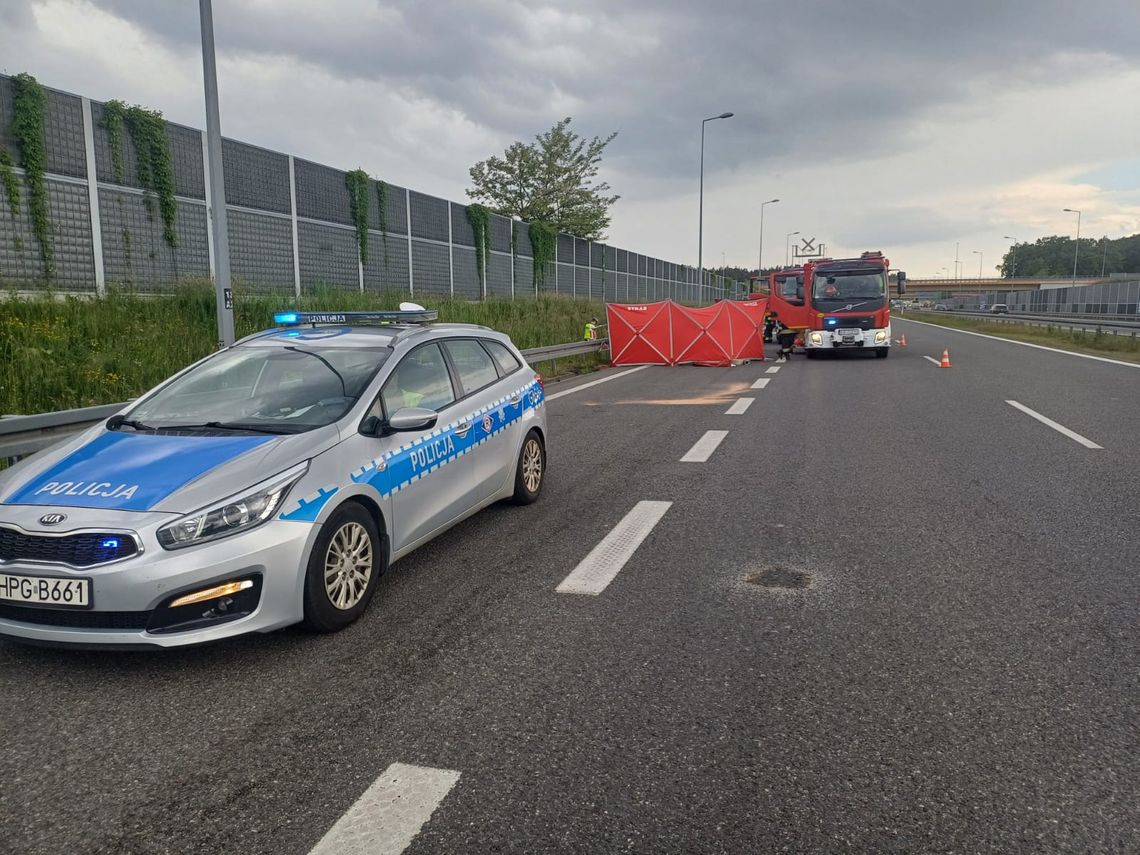 Podczas wyprzedzania osobówka wjechała w autobus. Zginął pasażer, kierowca jest w stanie ciężkim