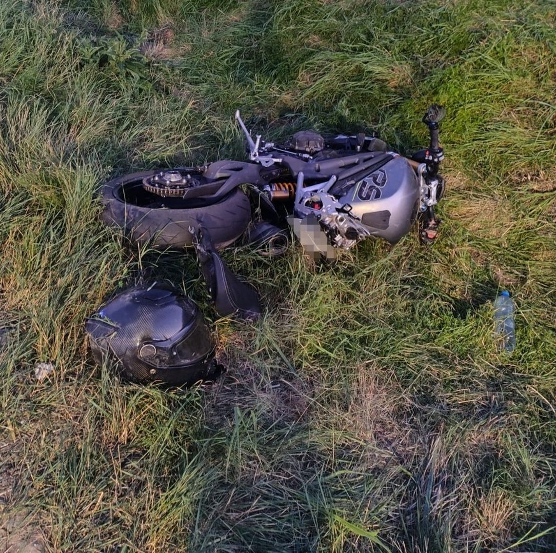 Podczas wyprzedzania Triumph wpadł do rowu. 50-letni motocyklista zginął na miejscu Podczas wyprzedzania Triumph wpadł do rowu. 50-letni motocyklista zginął na miejscu