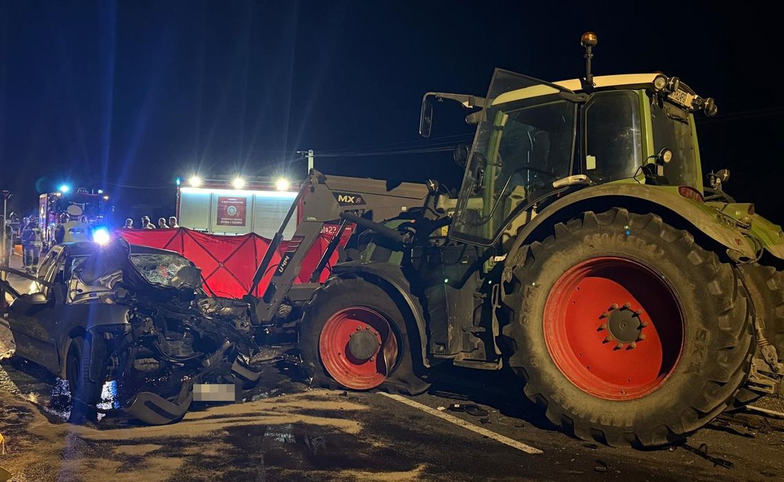 Podczas wyprzedzania wjechał na czołówkę z ciągnikiem. Kierowca zginął, dziecko zostało ranne