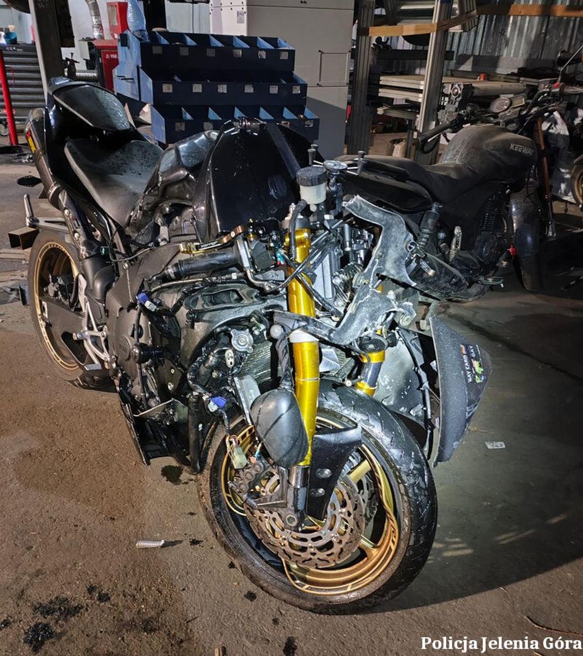 Podczas zawracania kierująca zajechała drogę motocykliście. 30-latek zginął po wjechaniu w seata Podczas zawracania kierująca zajechała drogę motocykliście. 30-latek zginął po wjechaniu w seata