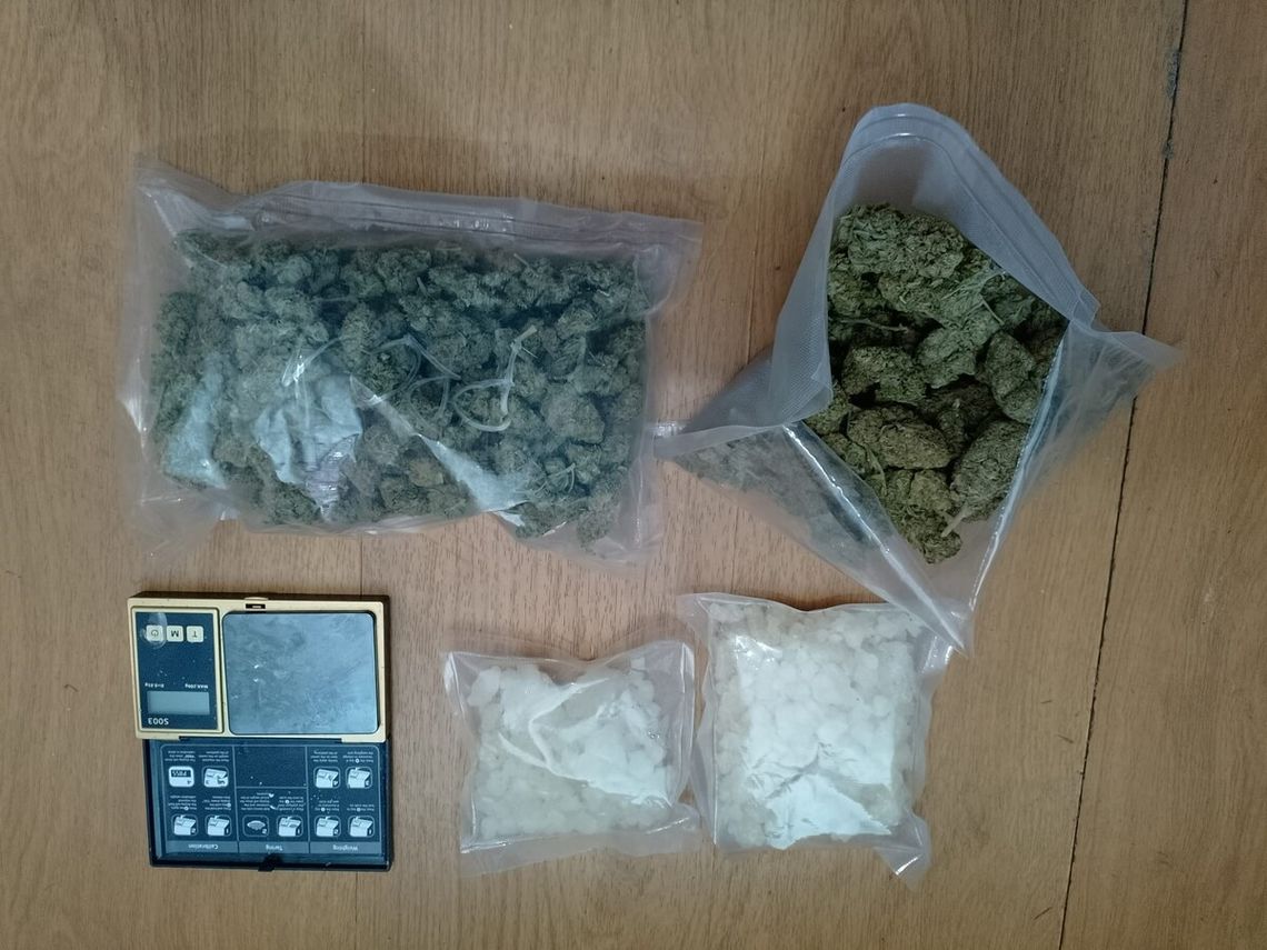 Podejrzana transakcja na poboczu drogi. Policjanci zabezpieczyli blisko pół kilograma narkotyków