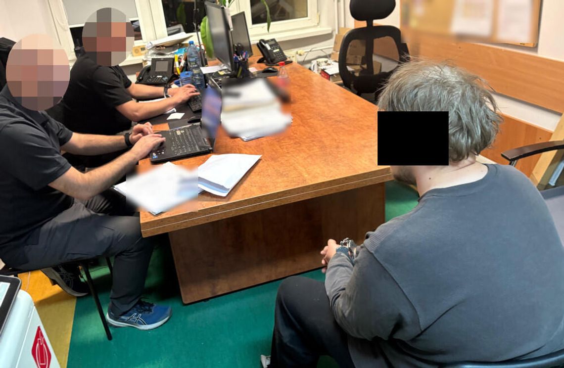 Podglądacz grasował w kawiarni. Chował telefon w saszetce i nagrywał kobiety w toalecie
