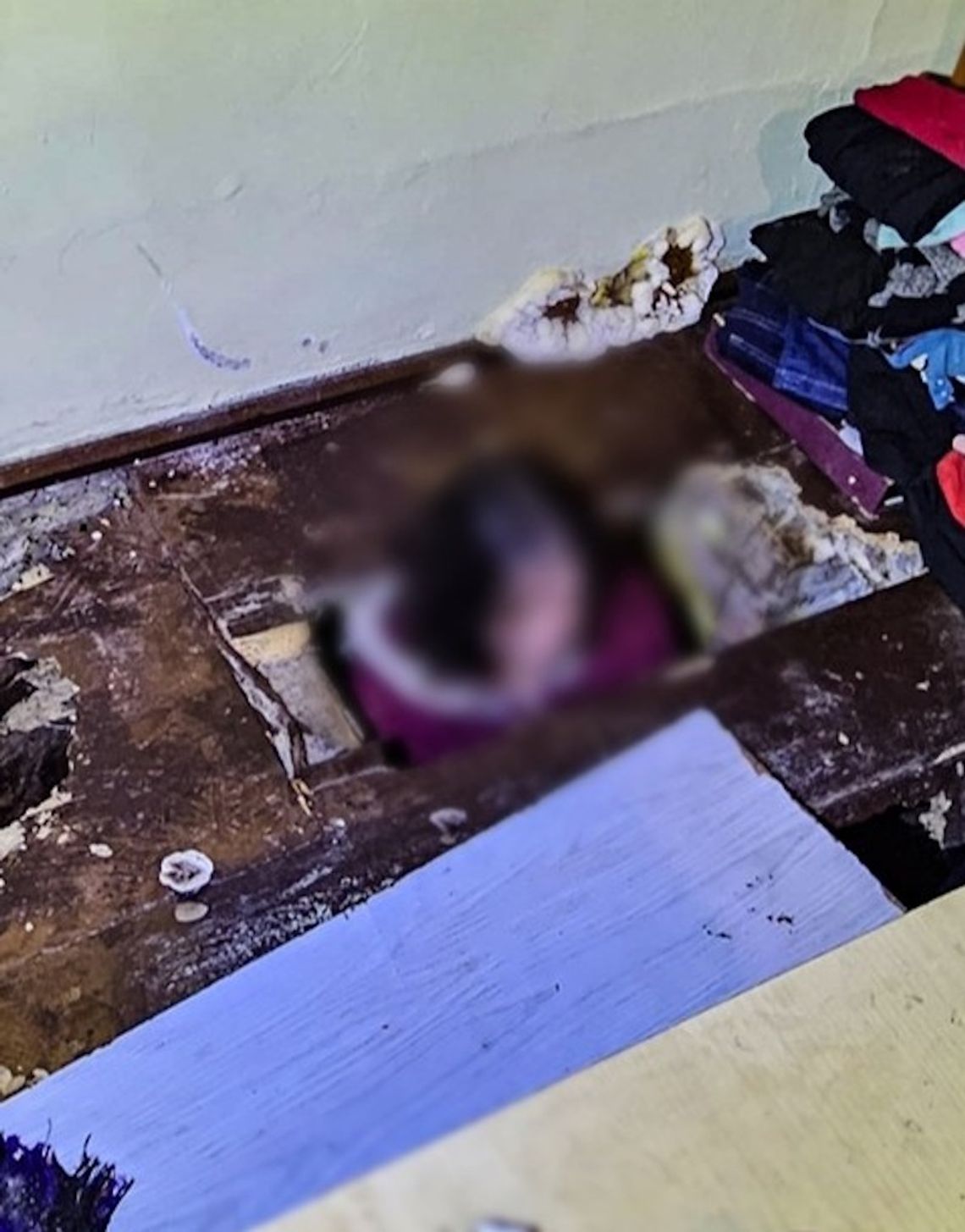 Podłoga załamała się pod 42-latką. Wezwała policję, bo znajomy odmówił jej wódki Podłoga załamała się pod 42-latką. Wezwała policję, bo znajomy odmówił jej wódki
