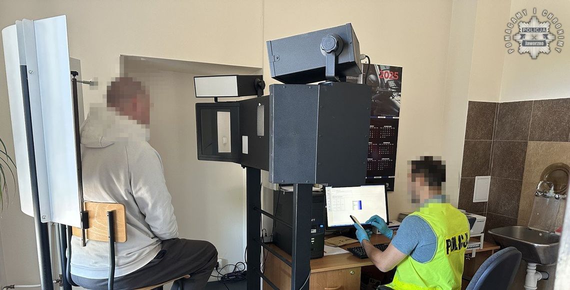 Podpalił drzwi sąsiadów, dwa dni później groził, że ich pozabija. 41-latek zatrzymany przez policję