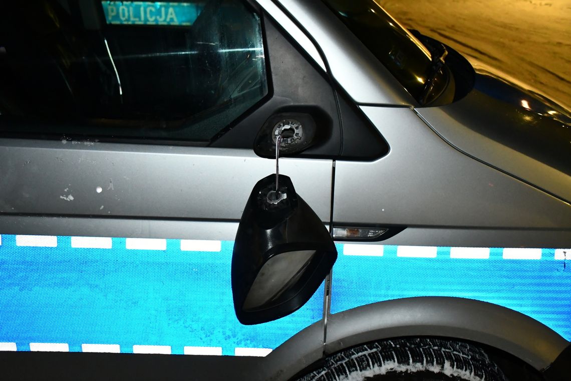 Podpalił drzwi w bloku. Po przyjeździe policji, wandal zaczął niszczyć radiowóz