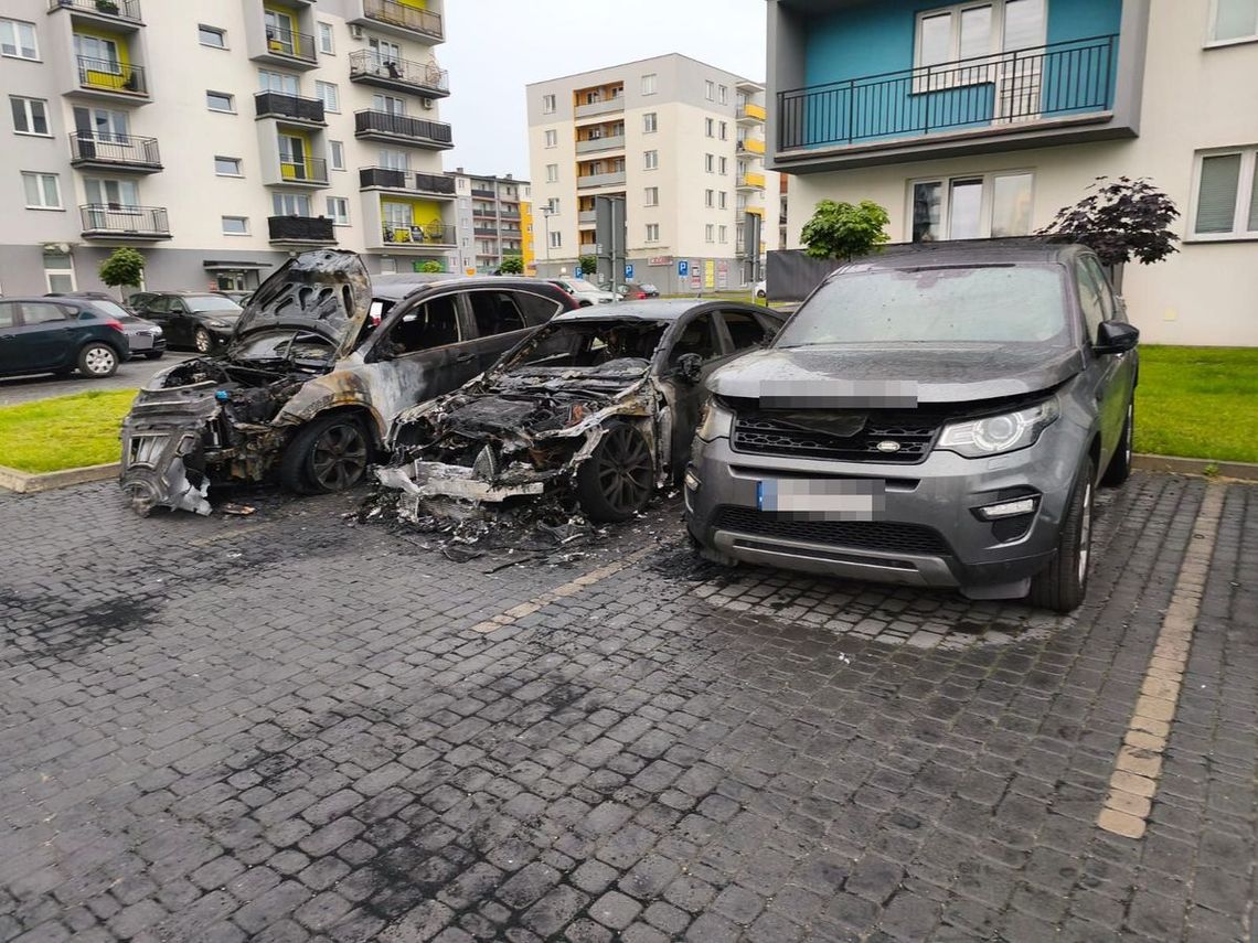 Podpalił samochód na parkingu, z dymem poszły jeszcze dwa inne. To znany na osiedlu kryminalista