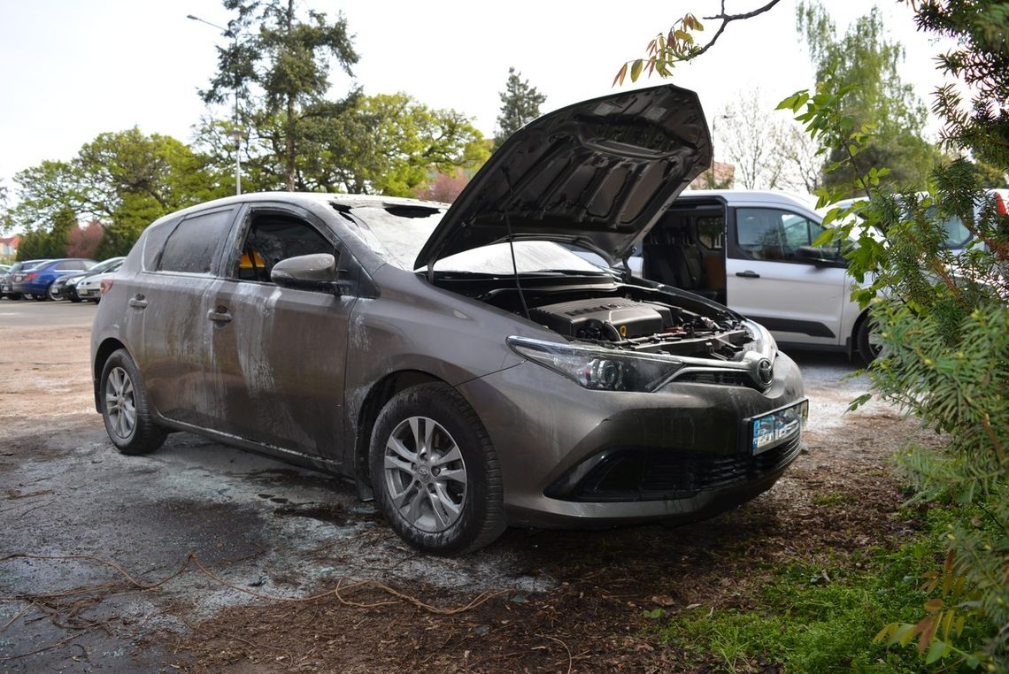 Podpalił samochód, żeby się zemścić. Straty 46 tysięcy. 67-latek może trafić do więzienia Podpalił samochód, żeby się zemścić. Straty 46 tysięcy. 67-latek może trafić do więzienia
