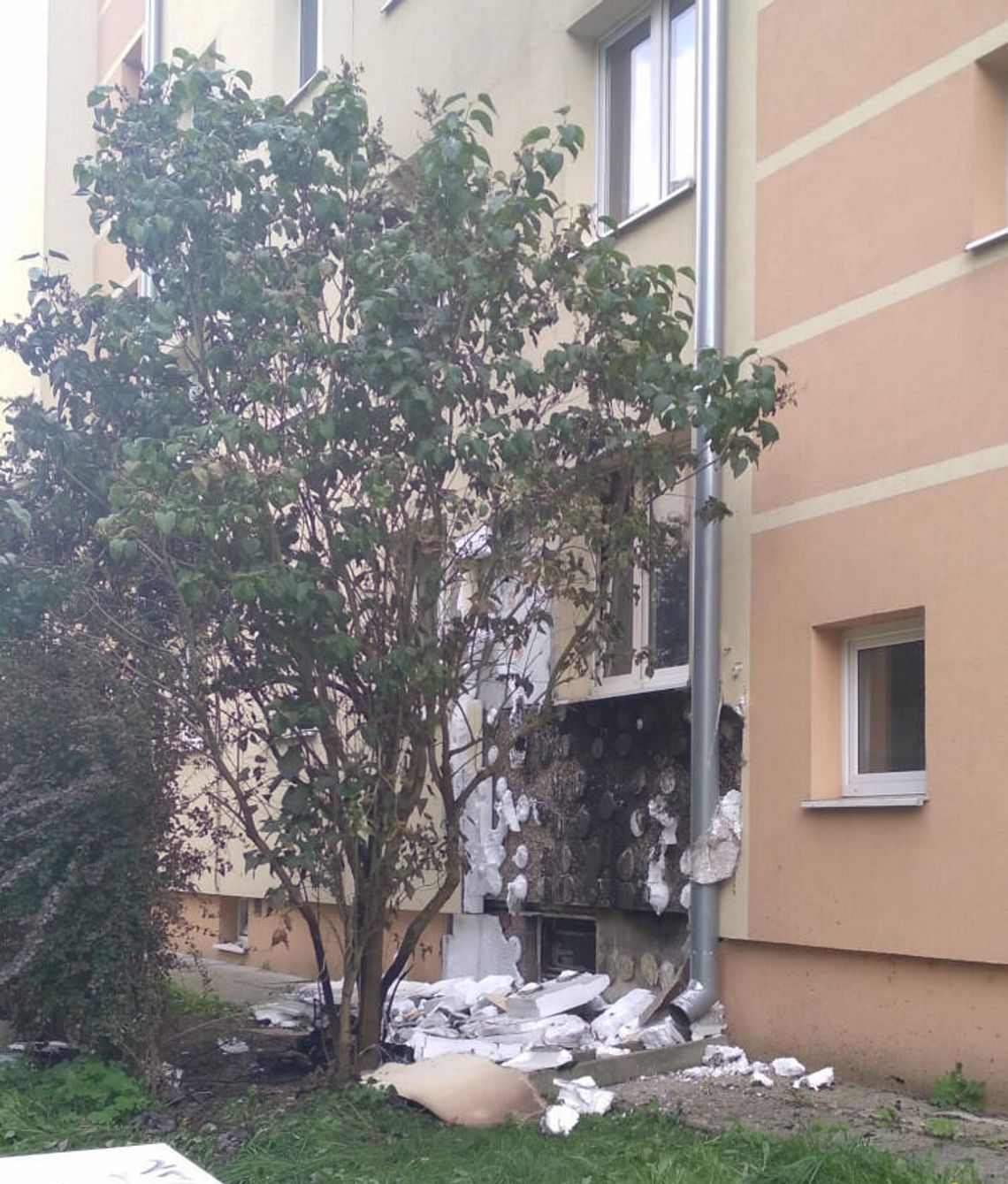 Podpalił swoje rzeczy przed blokiem, ogień przeniósł się na elewację. Mężczyźnie grozi 8 lat za narażenie sąsiadów Podpalił swoje rzeczy przed blokiem, ogień przeniósł się na elewację. Mężczyźnie grozi 8 lat za narażenie sąsiadów