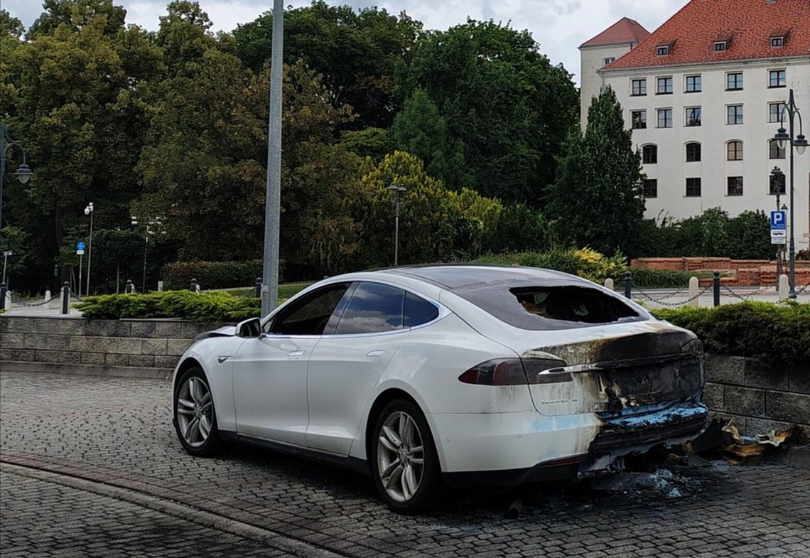 Podpalił teslę wartą ponad 100 tysięcy. Policja szybko go namierzyła