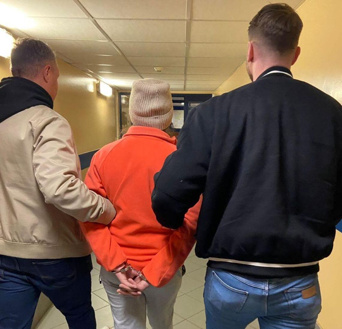 Podpaliła kobiecie włosy i uciekła. Ukrainka zatrzymana za bandycką napaść na dworcu kolejowym Podpaliła kobiecie włosy i uciekła. Ukrainka zatrzymana za bandycką napaść na dworcu kolejowym