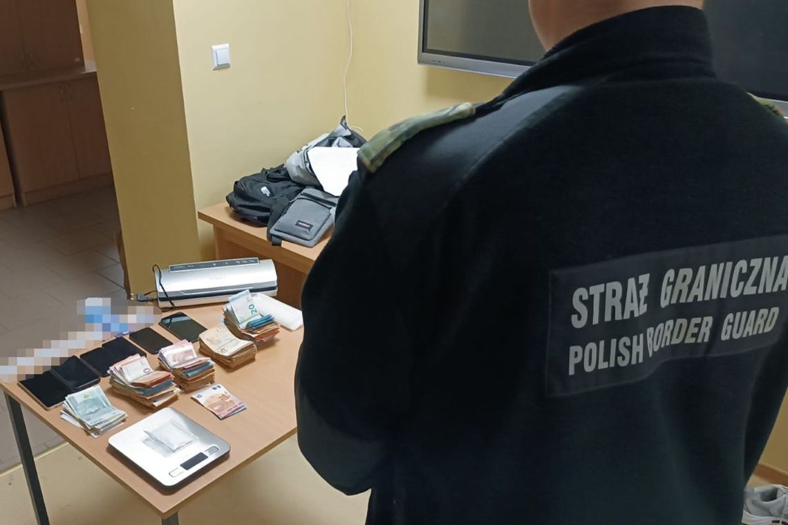 Podrobiony dokument, kokaina i tysiące euro w autokarze. 23-letni Ukrainiec zatrzymany w autokarze