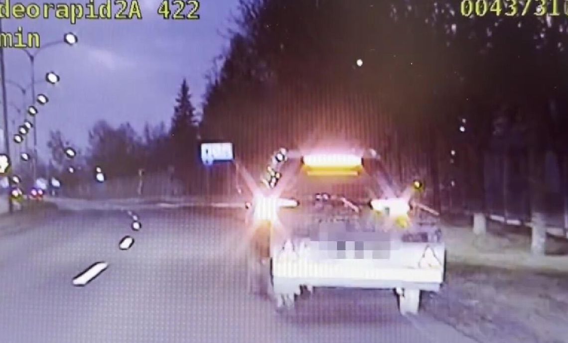 Podskakująca przyczepa na drodze. Opona odpadła tuż przed radiowozem Podskakująca przyczepa na drodze. Opona odpadła tuż przed radiowozem