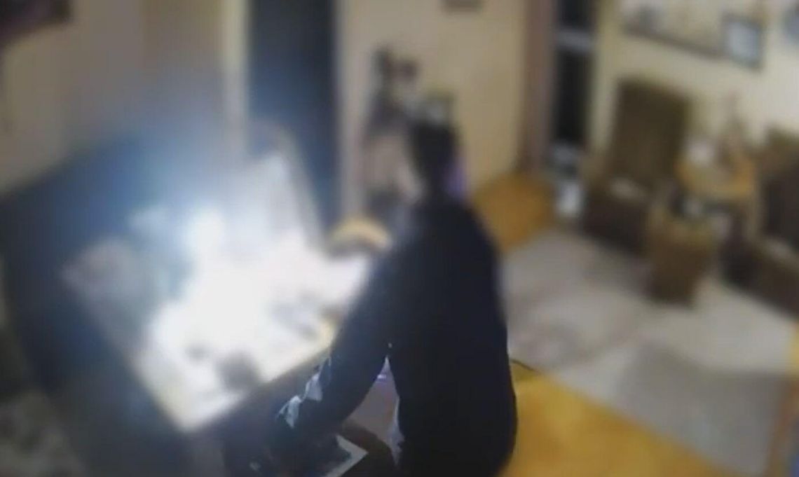 Podstępem weszła do mieszkania staruszki. Złodziejka w akcji nagrana przez ukrytą kamerę. WIDEO