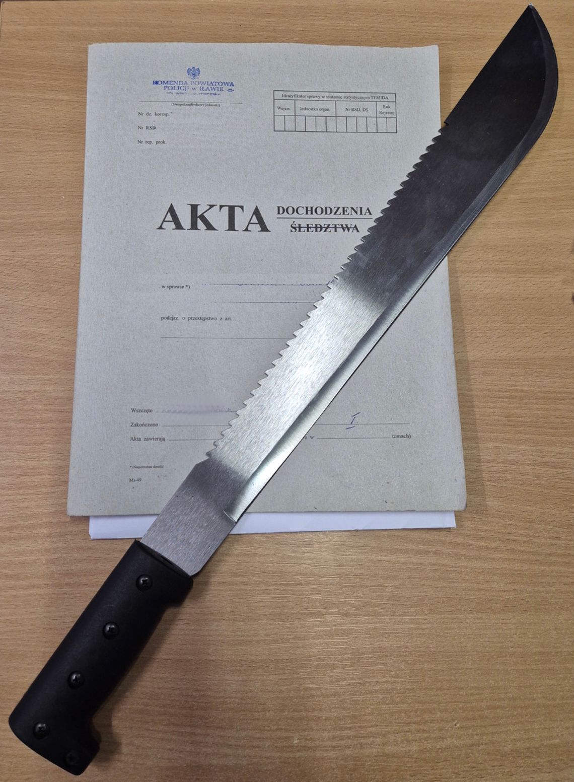 Podstępem zwabił znajomą do mieszkania. Uwięził ją, pobił i groził kobiecie maczetą