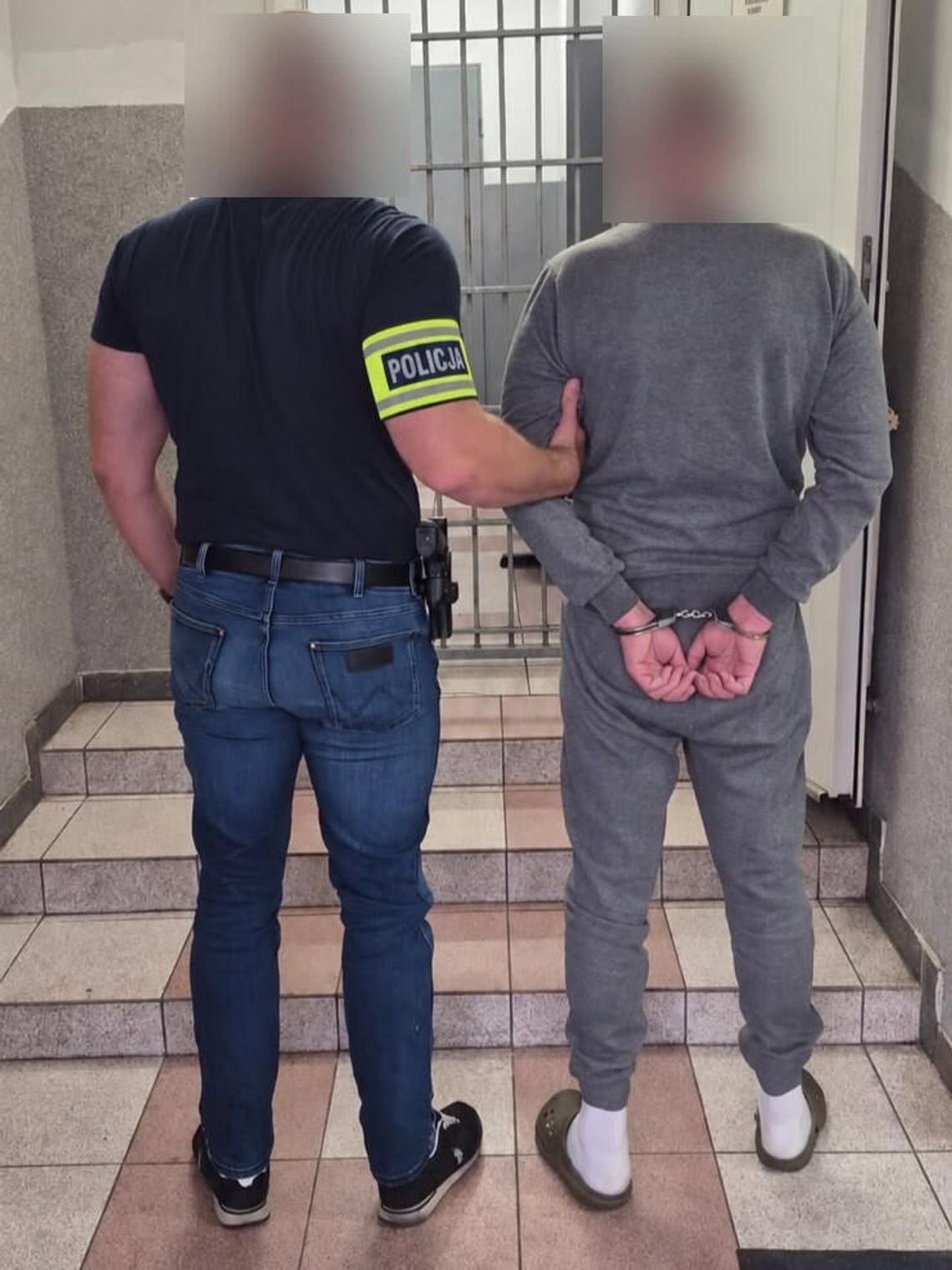 Podstępem zwabili 20-latka do mieszkania. Po uwięzieniu bili go, poniżali i obcinali mu włosy Podstępem zwabili 20-latka do mieszkania. Po uwięzieniu bili go, poniżali i obcinali mu włosy