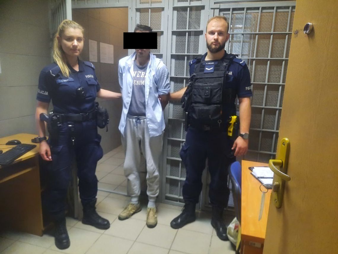 Podszedł do kobiety na przystanku i zerwał jej kolczyki z uszu. Uciekając trafił na policjantów