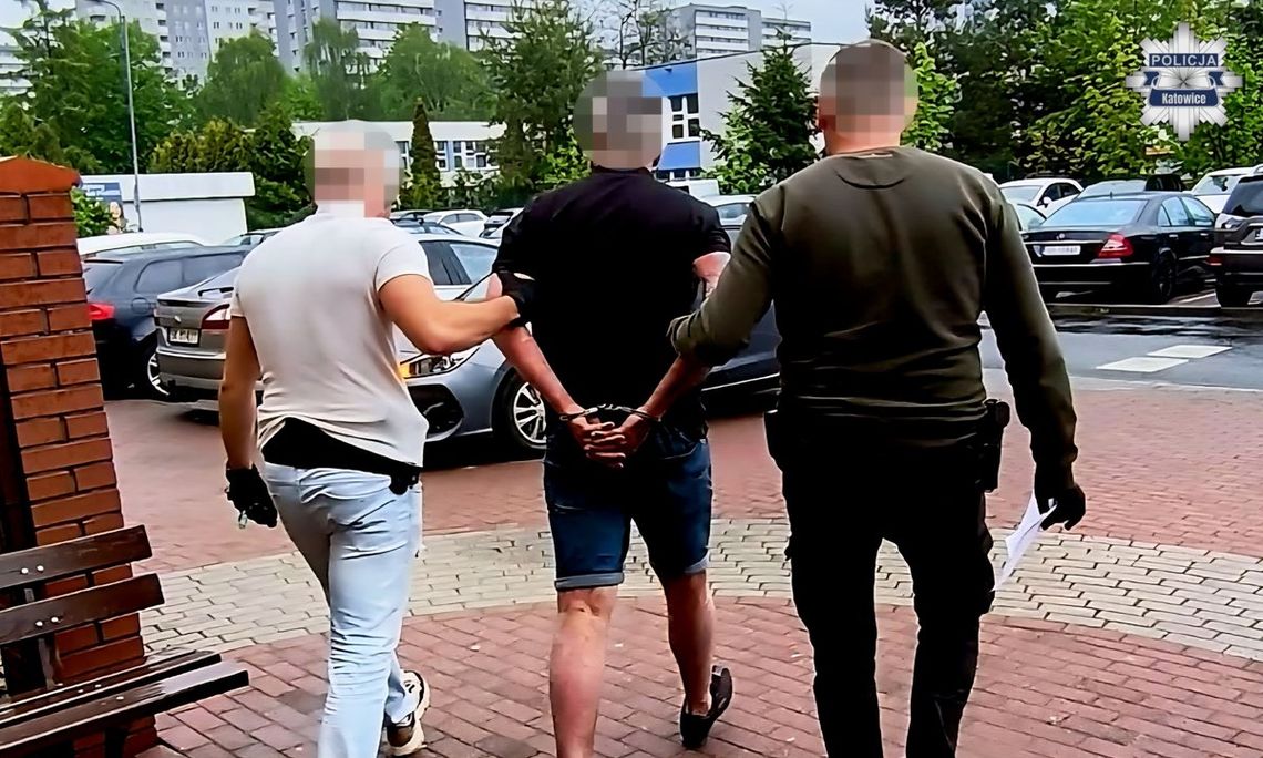 Podszedł do mężczyzny na przystanku i uderzył go w twarz. Potem wyrwał mu torbę z pieniędzmi Podszedł do mężczyzny na przystanku i uderzył go w twarz. Potem wyrwał mu torbę z pieniędzmi