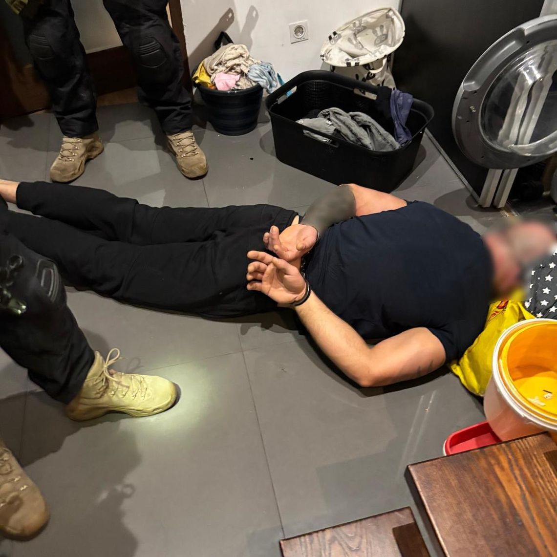 Podszyli się pod policję, skuli domowników i splądrowali dom. Ukradli biżuterię wartą 200 tys. zł Podszyli się pod policję, skuli domowników i splądrowali dom. Ukradli biżuterię wartą 200 tys. zł